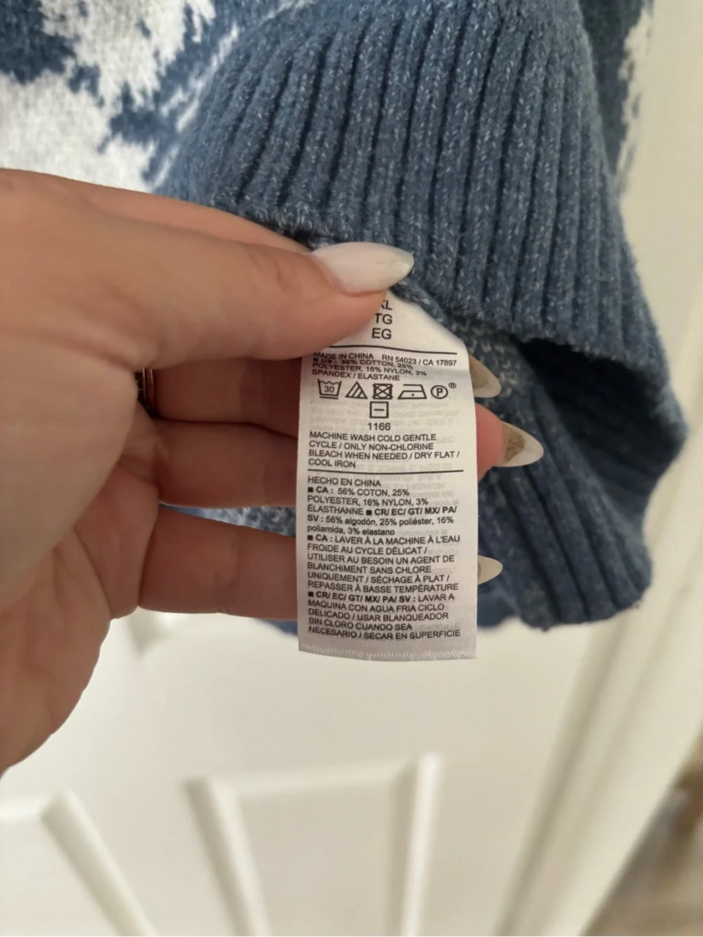 Old Navy Men’s Blue and Cream Mountain Scene Crewneck Sweater